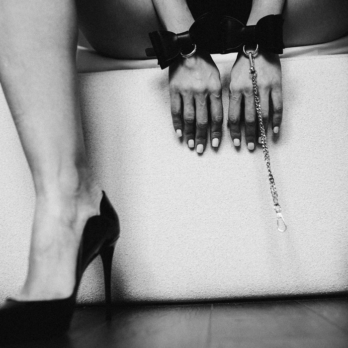 Modest bows - NSFW, My, Handcuffs, Black and white photo, Photographer, Heels, Louboutins, Longpost, PHOTOSESSION