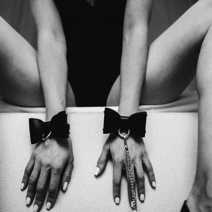 Modest bows - NSFW, My, Handcuffs, Black and white photo, Photographer, Heels, Louboutins, Longpost, PHOTOSESSION