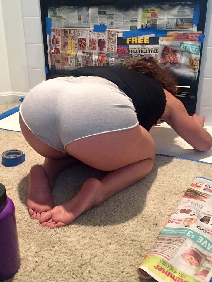 Housewife #1286.0 - NSFW, Sexuality, Girls, Erotic, Brown-haired woman, Booty, Hips, Legs, Feet, Underwear, T-shirt, Underpants, No face, Helping animals, Animal shelter, The strength of the Peekaboo