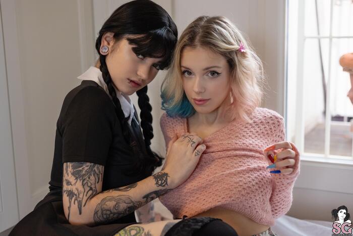 Gloom & Valy - Black Rainbow - NSFW, Suicide Girls, Девушки, Эротика, Сиськи, Попа, Девушка с тату, Пирсинг, Половые губы, Уэнздей (сериал), Длиннопост