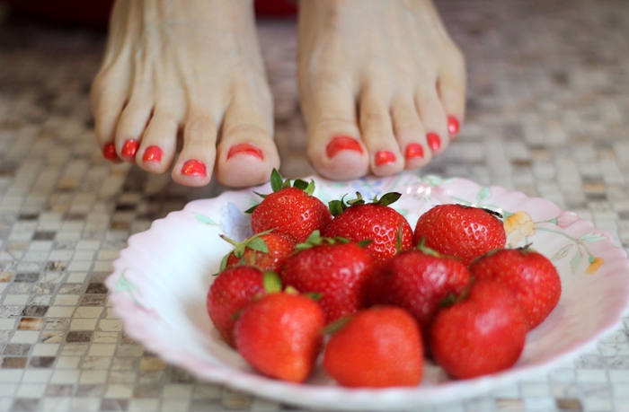 Paws, legs - NSFW, Legs, Foot fetish, Feet, The photo, Strawberry (plant)